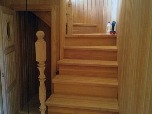 деревянная лестница на второй этаж в бане