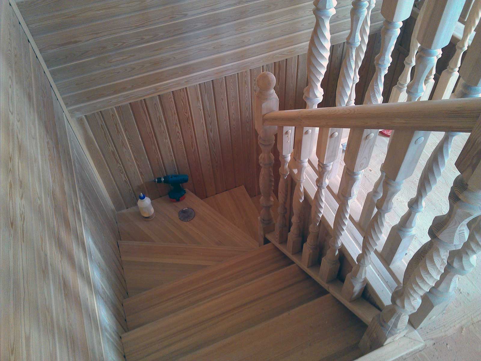 Лестница деревянная из массива на заказ срочно