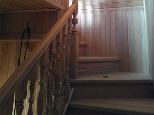 Лестница деревянная из массива на заказ